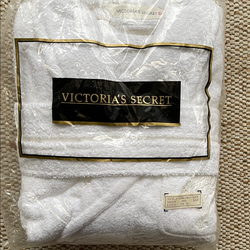 NEW vintage 90s Victoria’s Secret robe